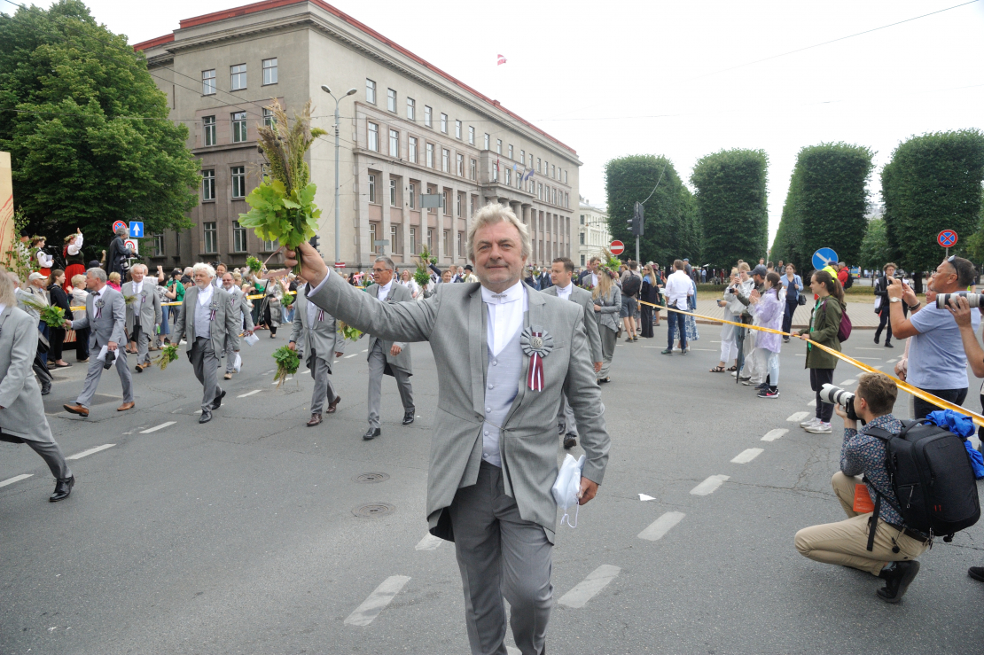 XXVII Vispārējo latviešu Dziesmu un XVII Deju svētku gājiens.
