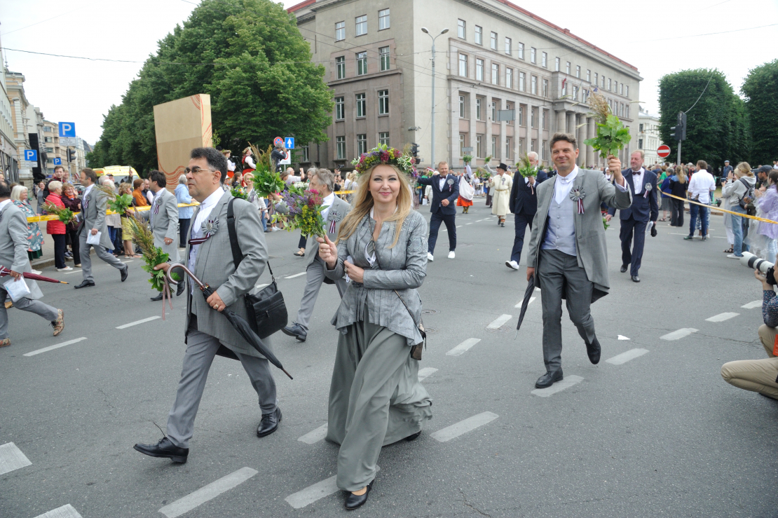 XXVII Vispārējo latviešu Dziesmu un XVII Deju svētku gājiens.