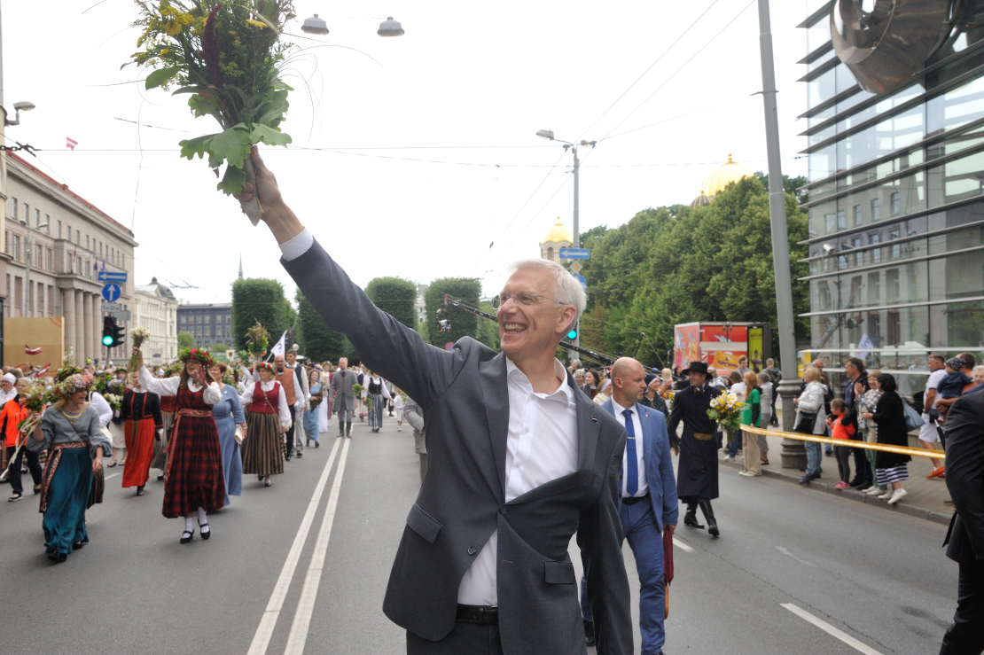 XXVII Vispārējo latviešu Dziesmu un XVII Deju svētku gājiens. K. Kariņš.