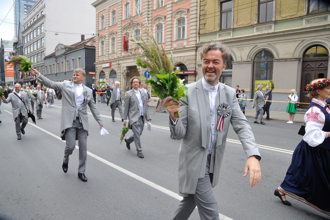 XXVII Vispārējo latviešu Dziesmu un XVII Deju svētku gājiens. Diriģents Gints Ceplenieks.