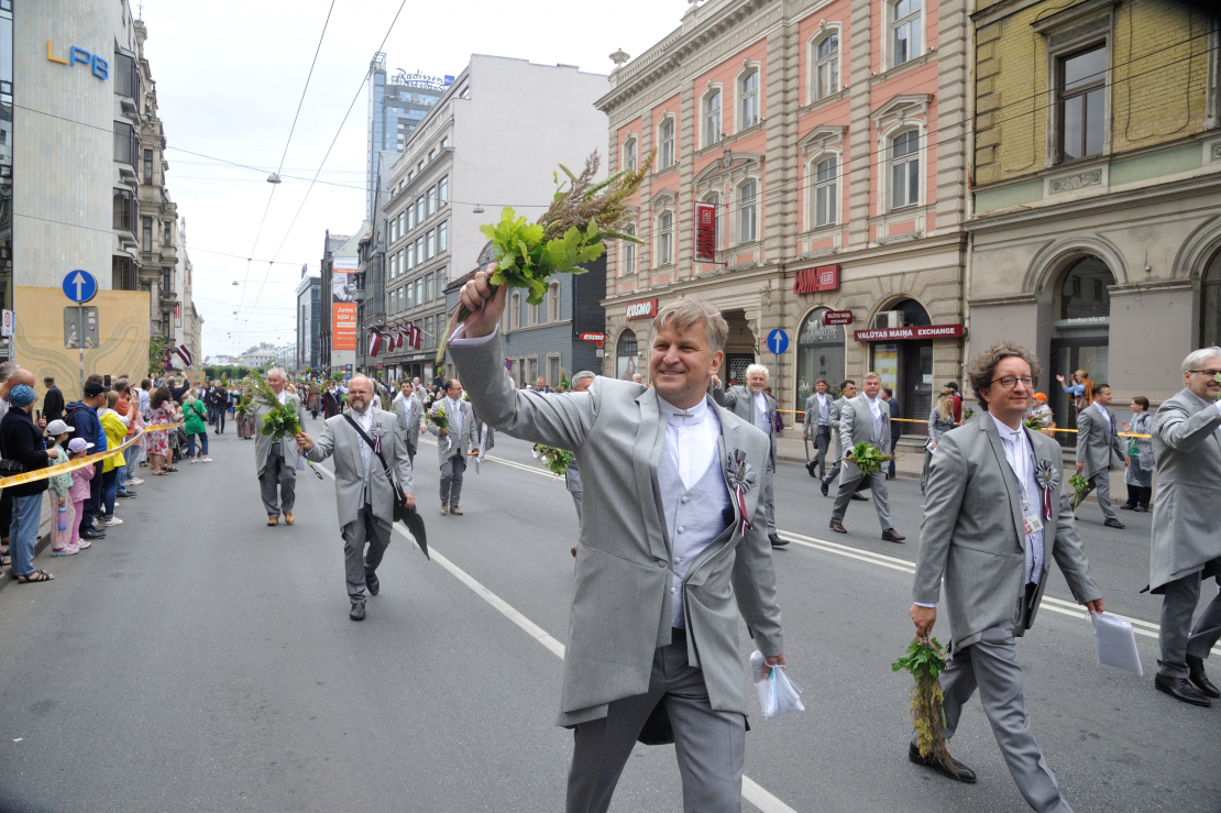 XXVII Vispārējo latviešu Dziesmu un XVII Deju svētku gājiens.