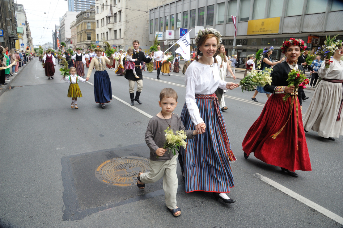 XXVII Vispārējo latviešu Dziesmu un XVII Deju svētku gājiens.