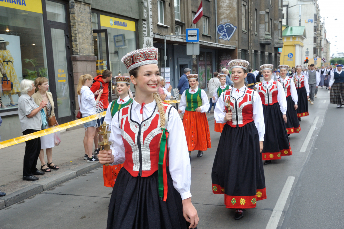 XXVII Vispārējo latviešu Dziesmu un XVII Deju svētku gājiens.