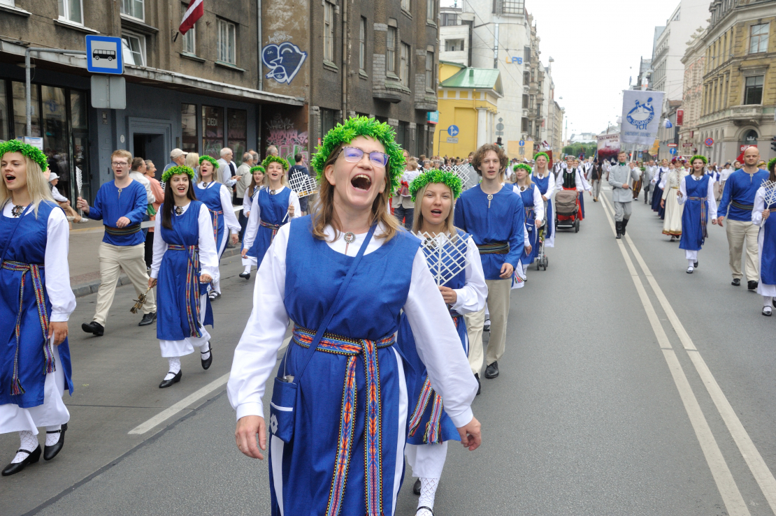 XXVII Vispārējo latviešu Dziesmu un XVII Deju svētku gājiens.