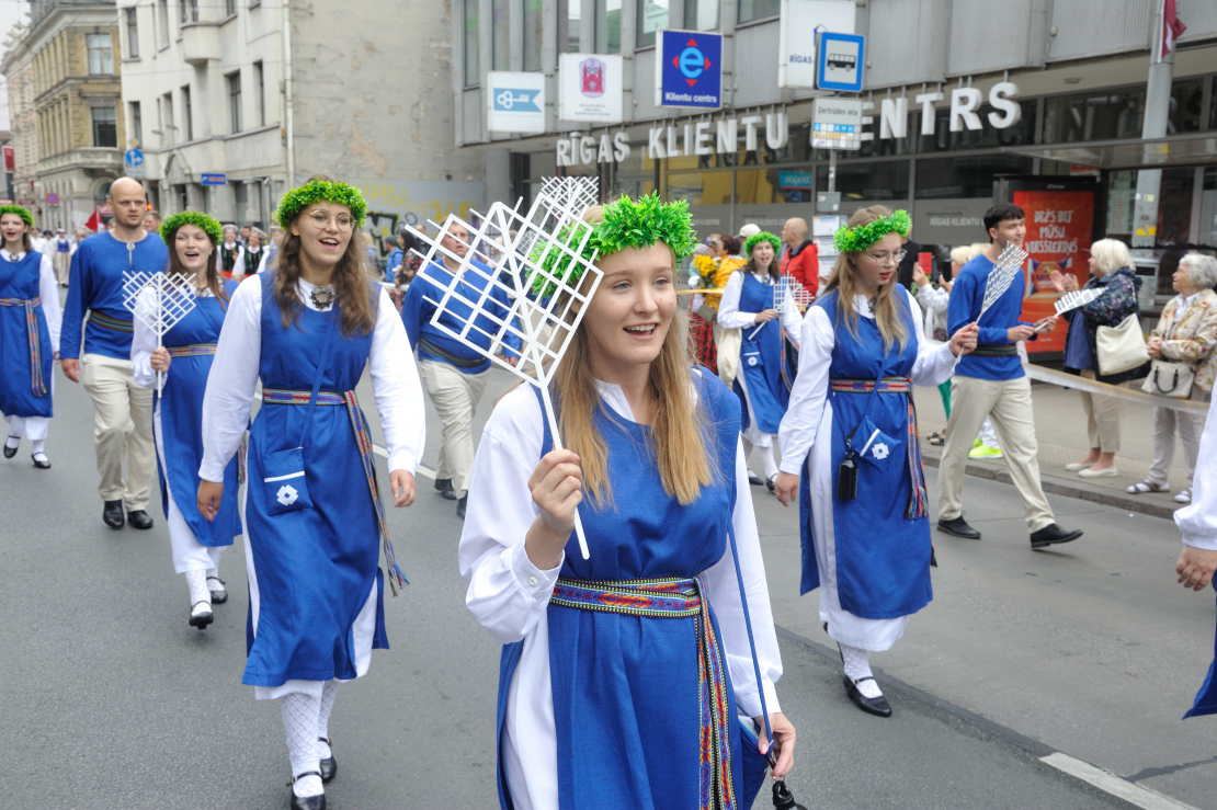 XXVII Vispārējo latviešu Dziesmu un XVII Deju svētku gājiens.