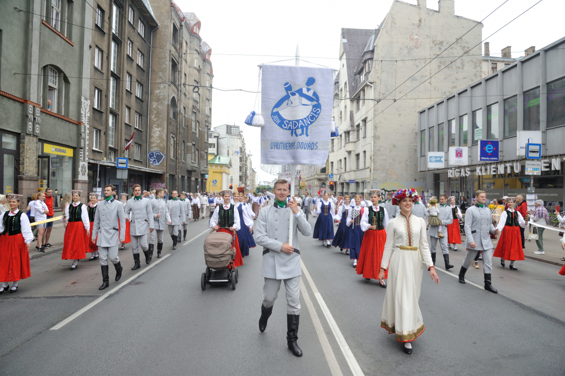 XXVII Vispārējo latviešu Dziesmu un XVII Deju svētku gājiens.