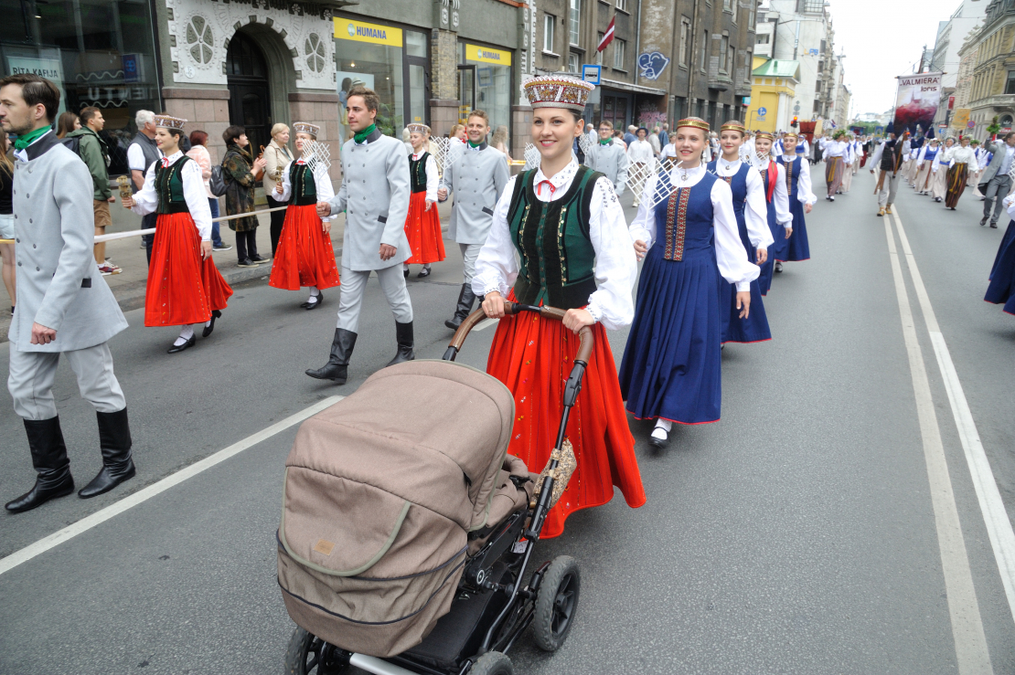 XXVII Vispārējo latviešu Dziesmu un XVII Deju svētku gājiens.