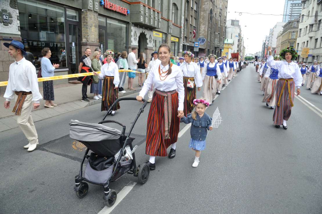 XXVII Vispārējo latviešu Dziesmu un XVII Deju svētku gājiens.