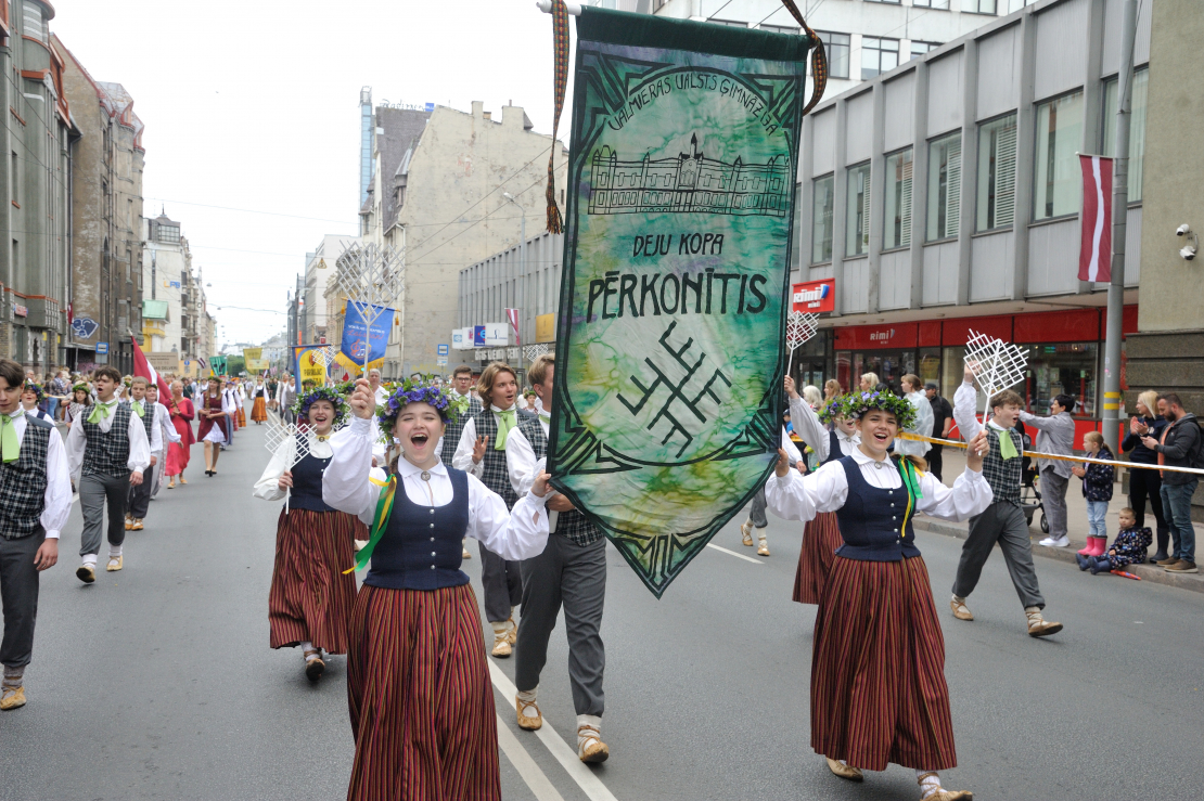 XXVII Vispārējo latviešu Dziesmu un XVII Deju svētku gājiens.