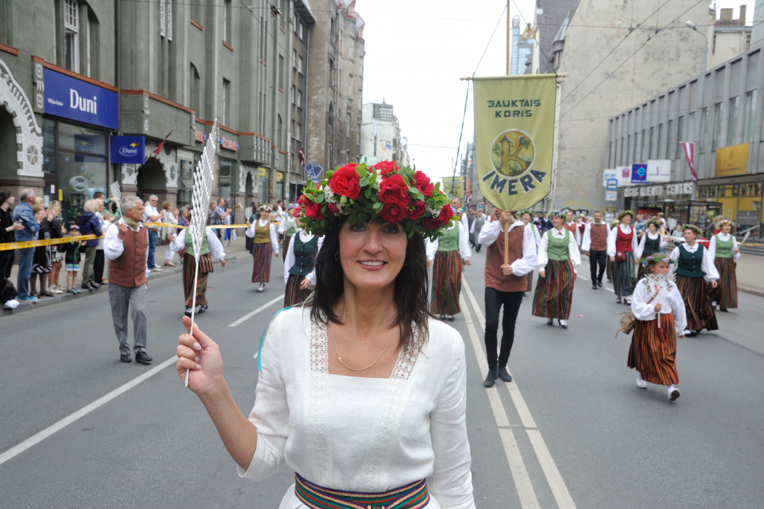 XXVII Vispārējo latviešu Dziesmu un XVII Deju svētku gājiens.