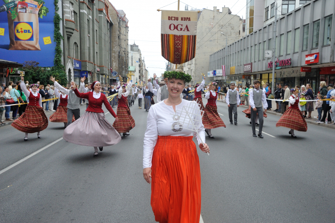 XXVII Vispārējo latviešu Dziesmu un XVII Deju svētku gājiens.