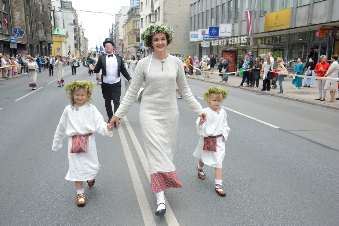 XXVII Vispārējo latviešu Dziesmu un XVII Deju svētku gājiens.