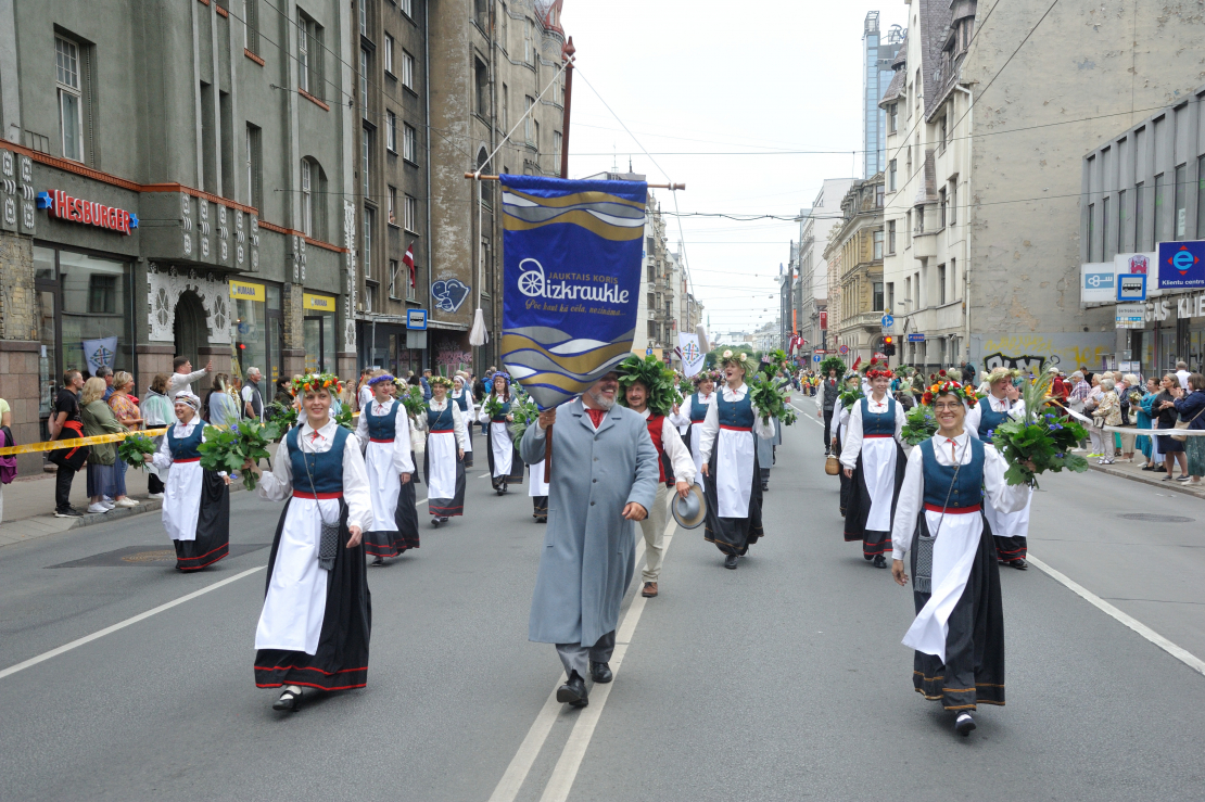 XXVII Vispārējo latviešu Dziesmu un XVII Deju svētku gājiens.