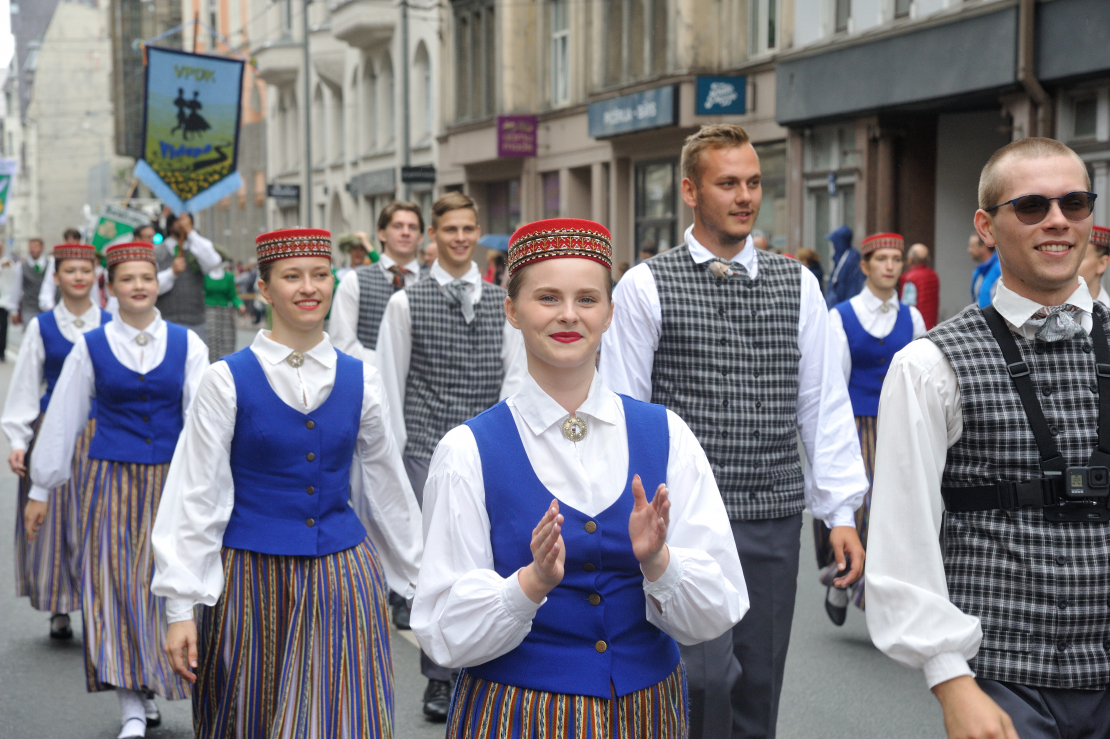 XXVII Vispārējo latviešu Dziesmu un XVII Deju svētku gājiens.