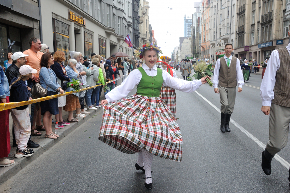XXVII Vispārējo latviešu Dziesmu un XVII Deju svētku gājiens.