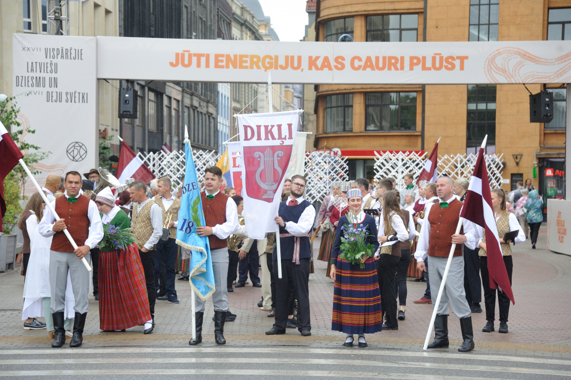 XXVII Vispārējo latviešu Dziesmu un XVII Deju svētku gājiens.