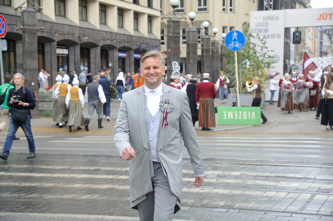 XXVII Vispārējo latviešu Dziesmu un XVII Deju svētku gājiens. Ints Teterovskis.