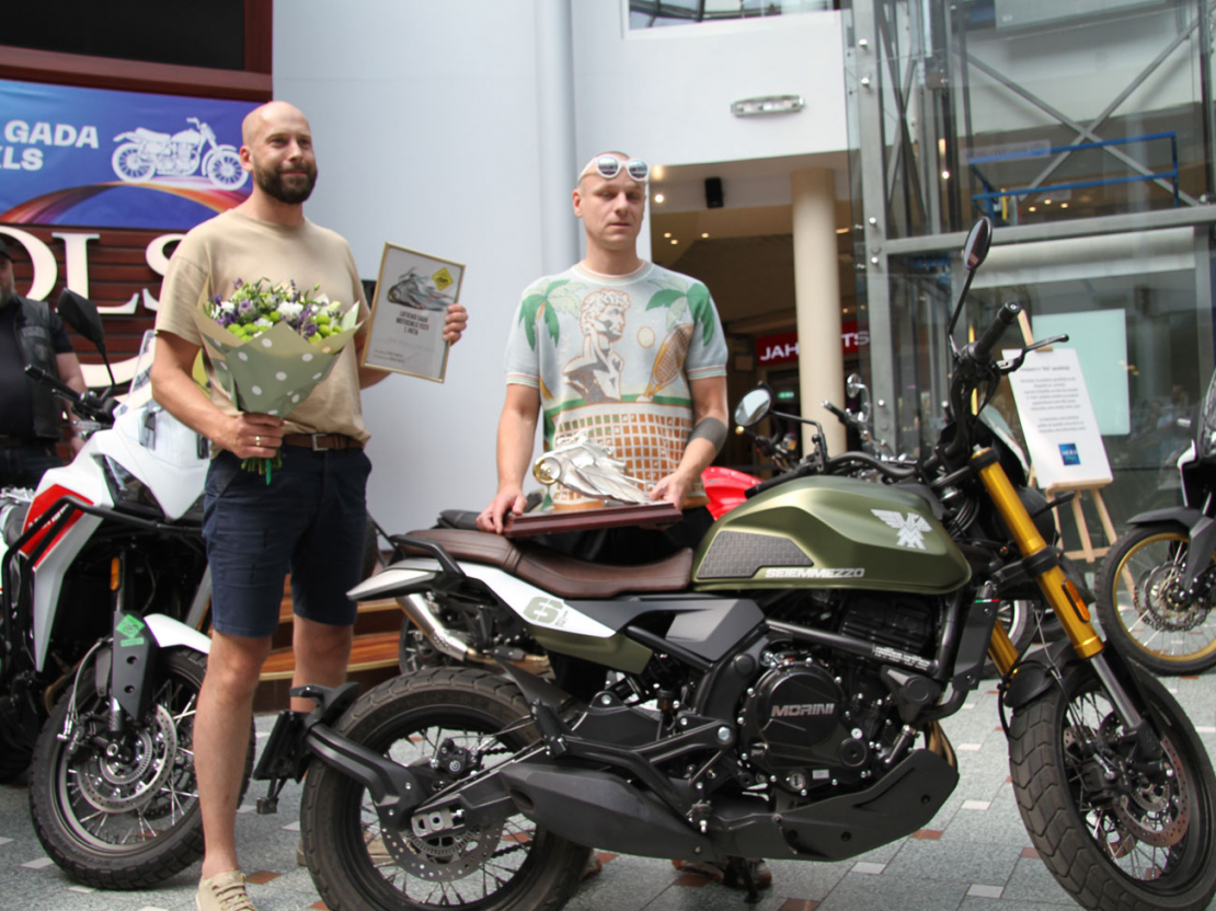 Uzvarētājs "Moto Morini SCR 650" ar saviem pārstāvjiem Baltijas valstīs Aivaru Demi (no kreisās) un Kasparu Komarovu.