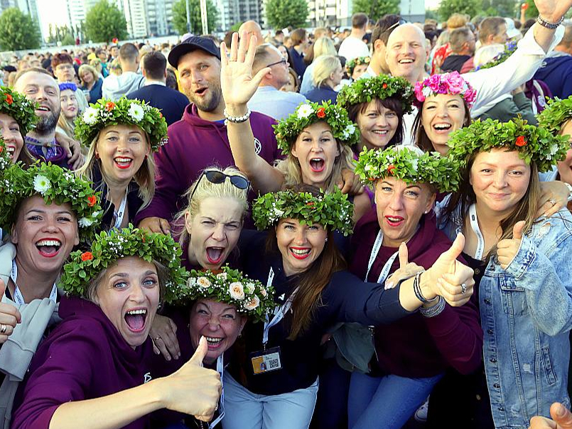 Deju kolektīvs "Savieši" no Kocēniem priecājas svētku noskaņā.