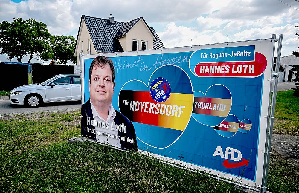 Radikālās partijas "Alternatīva Vācijai" izvirzītais vietējais lauksaimnieks Hanness Lots Ragūnas-Jesnicas pilsētiņas mēra vēlēšanās uzvarēja, solot vietējās ekonomikas attīstību un labāku ekipējumu pilsētiņas ugunsdzēsējiem.