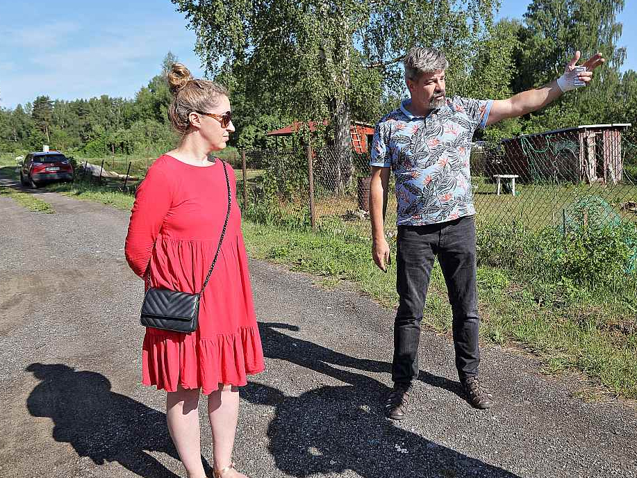 "Tā vietā, lai sakārtotu un labiekārtotu mazstāvu apbūvei paredzētu teritoriju Baložu pilsētas centrā, Ķekavas novada pašvaldība izlēmusi ar mums tiesāties..." saka Baložu zemes īpašnieki Sanita Putniņa un Mareks Kudurs.