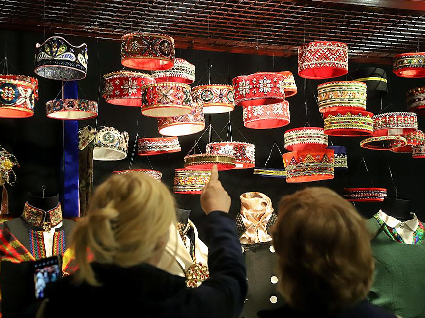 Jau ienākot izstādē, elpa aizraujas no krāšņajiem latviešu tautas tērpiem un vainagiem: te apskatāmi tērpi, kas Dziesmu un deju svētku tautastērpu skatēs ieguvuši visaugstāko vērtējumu.