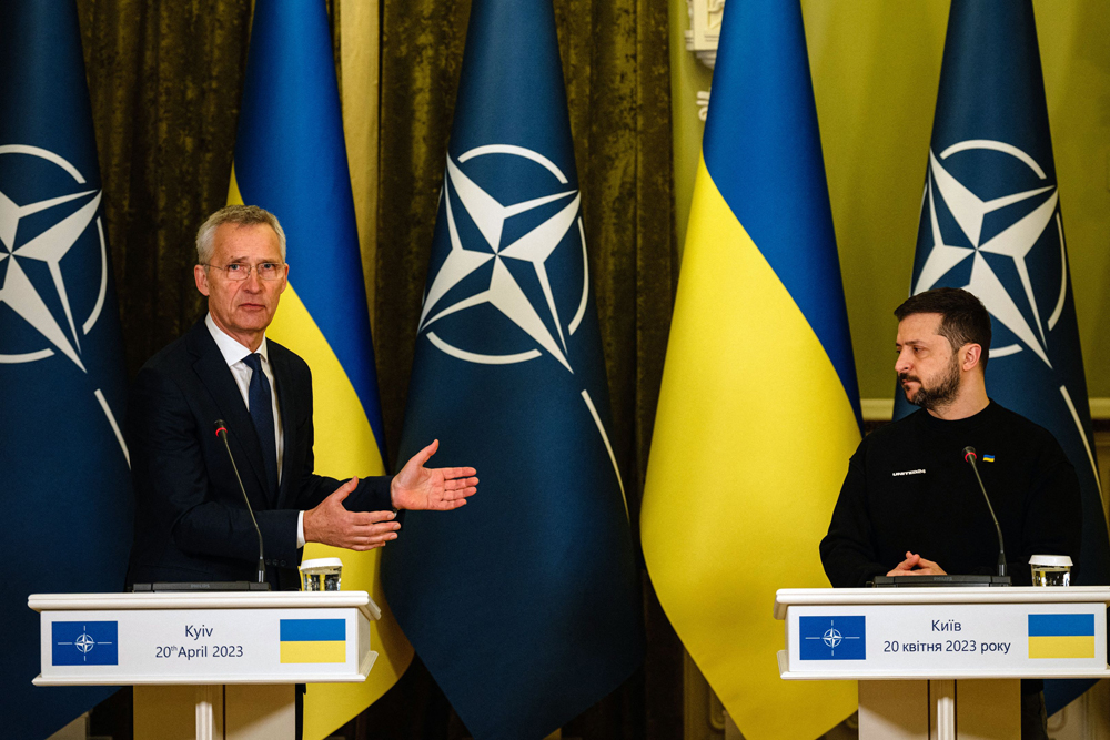 Ukrainas prezidents Volodimirs Zelenskis (no labās) pasludinājis kursu uz iespējami ātrāku pievienošanos NATO. Alianses ģenerālsekretārs Jenss Stoltenbergs uzsver, ka NATO durvis ir atvērtas, taču vispirms ir jāpalīdz Ukrainai uzvarēt karā pret Krievijas iebrucējiem.