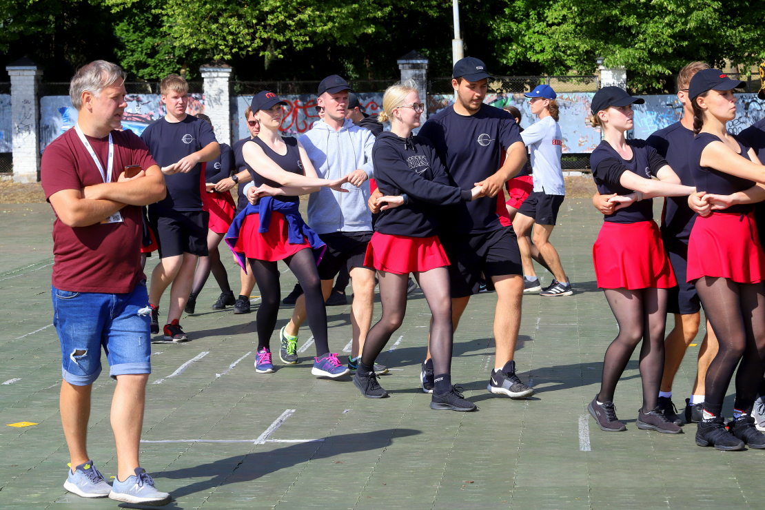 Dejotāji gatavojas deju lieluzvedumam "Mūžīgais dzinējs"