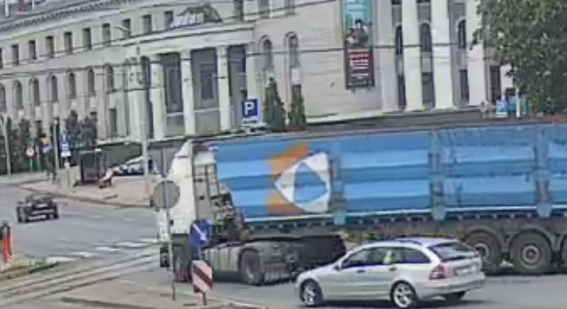 Pie VEF pils kravas auto sabrauc gājēju.
