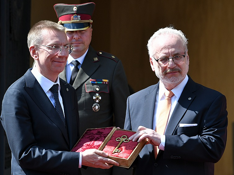 Edgars Rinkēvičs (no kreisās) saņem no sava priekšgājēja Egila Levita Rīgas pils atslēgas.