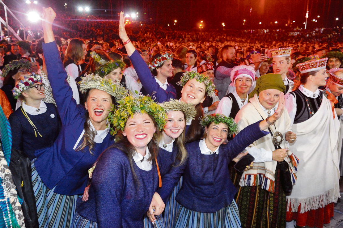 Meitenes sajūsmā par piedzīvoto tradīcijas 150 gadiem veltītajos svētkos.