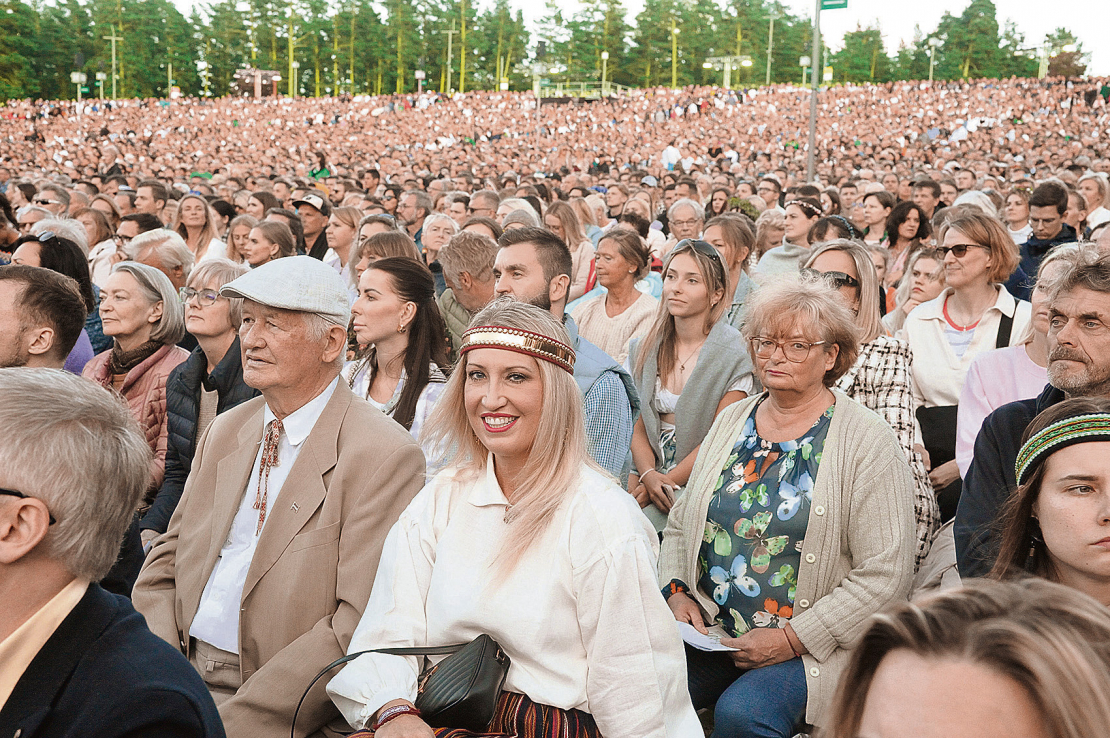 Plašā skatītāju zona pilna ieinteresētiem klausītājiem.