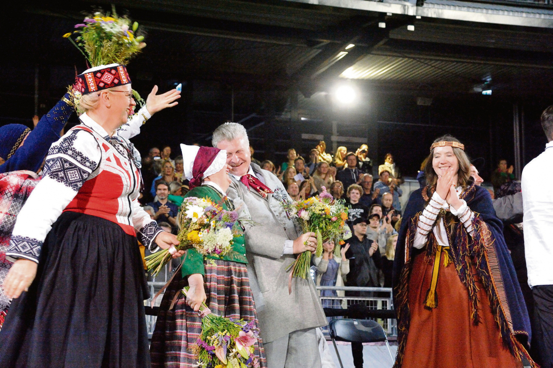 Deju virsvadītāja Jāņa Ērgļa devums lieluzvedumā ir ļoti nozīmīgs – no 33 dejām piecām ir viņa veidota horeogrāfija.