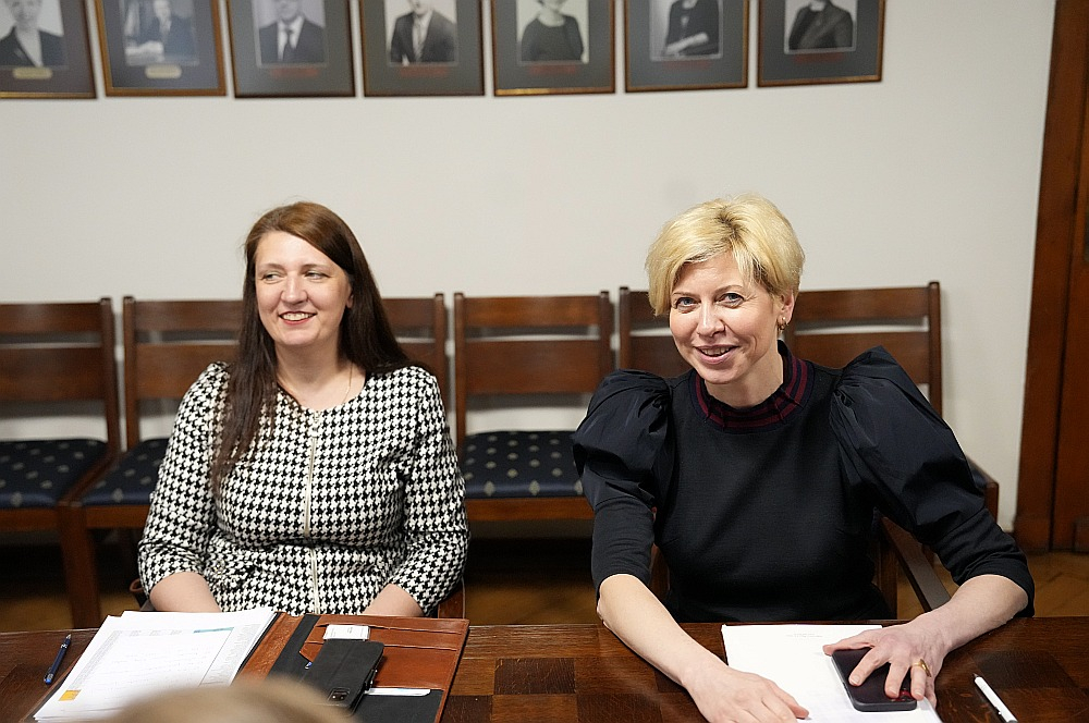 Latvijas Izglītības un zinātnes darbinieku arodbiedrības priekšsēdētāja Inga Vanaga (no kreisās) un izglītības un zinātnes ministre Anda Čakša.