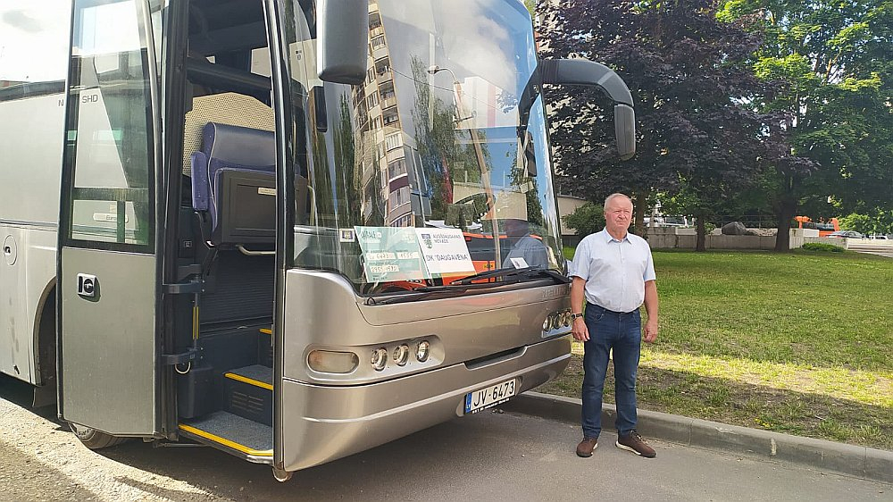Augšdaugavas novada Līksnas pagasta pārvaldes autobusa vadītājam Andrim Kupšānam šī bijusi jau astotā reize, kad novada pašdarbnieki jānogādā Dziesmu un deju svētku pasākumu norises vietās.