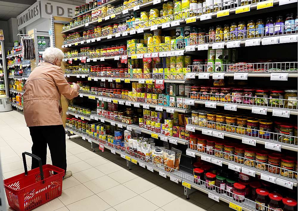 Pārtikas cenas veikalos šokē daudzus. Ilgi gaitītais cenu kritums tā arī nav piedzīvots. Eksperti iesaka lētāku produktu meklējumos izvērtēt cenas pie dažādiem tirgotājiem. Situācija Lietuvā un Igaunijā ir līdzīga, lai arī atsevišķiem produktiem – cenas zemākas.