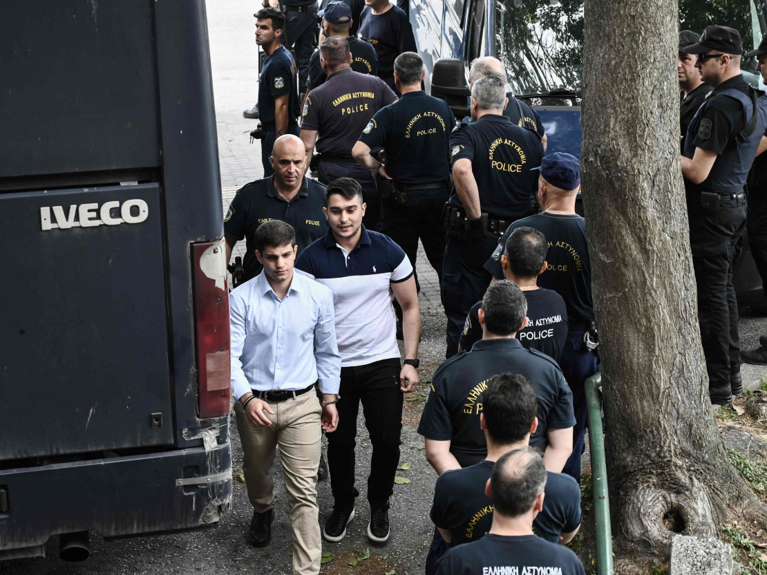 Apsūdzētie futbola kluba "PAOK" līdzjutēji ierodas uz tiesu. 