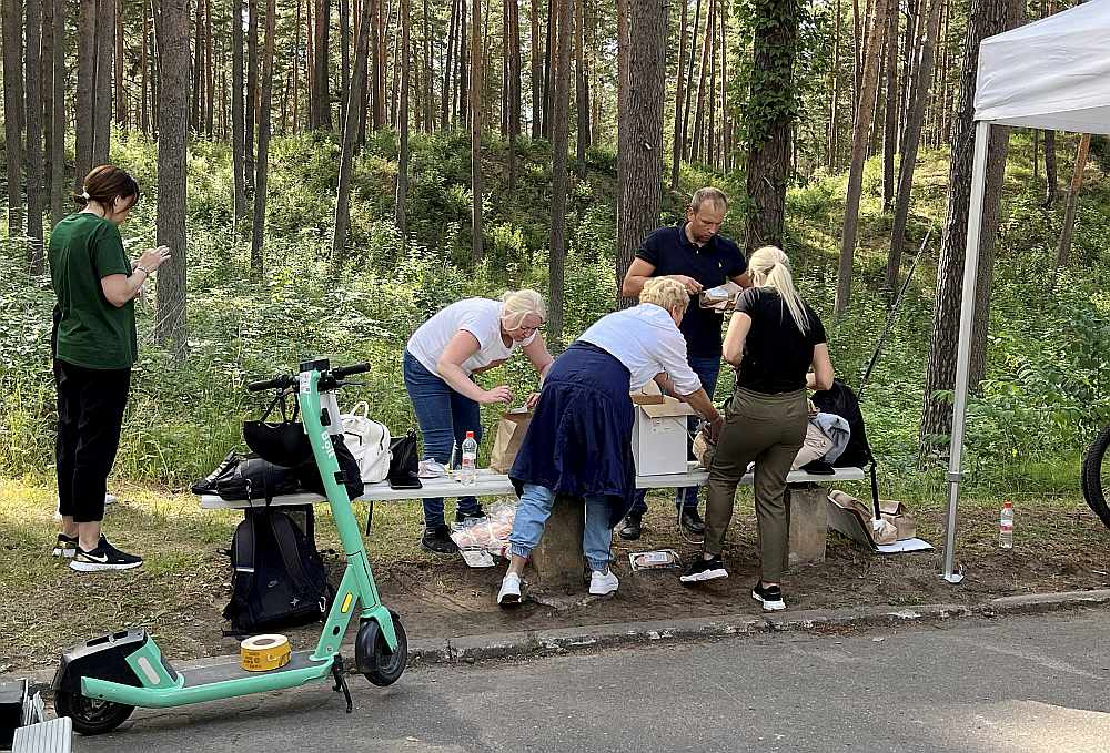 Brīdis, kad Mežaparkā pie Dziesmu svētku estrādes tiek izņemti desu iepakojumi no "Sanitex" komplektētajām launaga pakām, kas jau pa daļai tikušas izdalītas svētku dalībniekiem. Lai arī sākotnēji "Sanitex" atvainojās par notikušo, tagad sīkākus komentārus par iemesliem, kādēļ ēdiena pakās ievietotā desa izrādījās bojāta, "Sanitex" nesniedz, aizbildinoties ar konfidencialitāti.