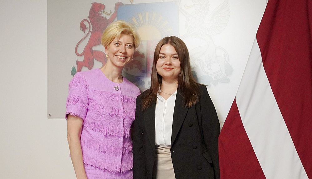 Silvija Reinberga (no labās), kuru izglītības un zinātnes ministre Anda Čakša izvēlējusies parlamentārās sekretāres amatam, līdz šim bijusi komunikācijas vadītāja partijā "Jaunā Vienotība", bet pirms tam reportiere ziņu aģentūrā LETA.