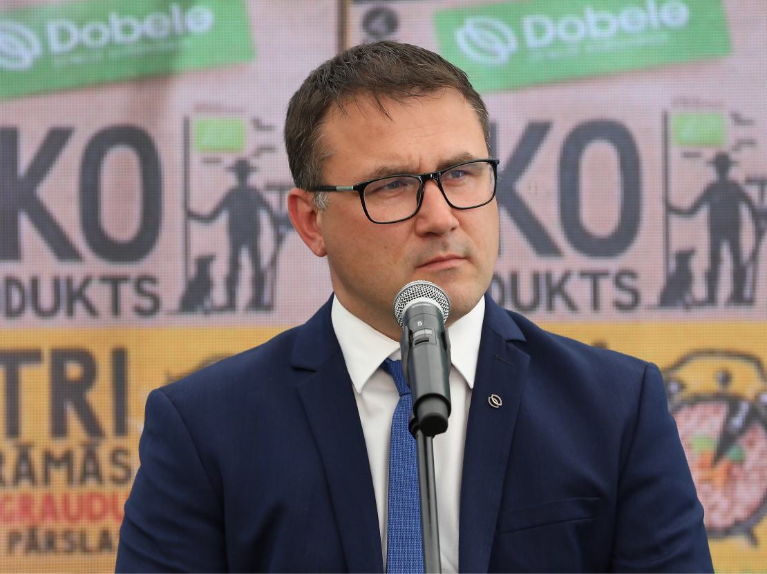 AS "Dobeles dzirnavnieks" valdes priekšsēdētājs Kristaps Amsils piedalās AS "Dobeles dzirnavnieks" bioloģisko produktu un pastas ražotņu atklāšanas pasākumā.