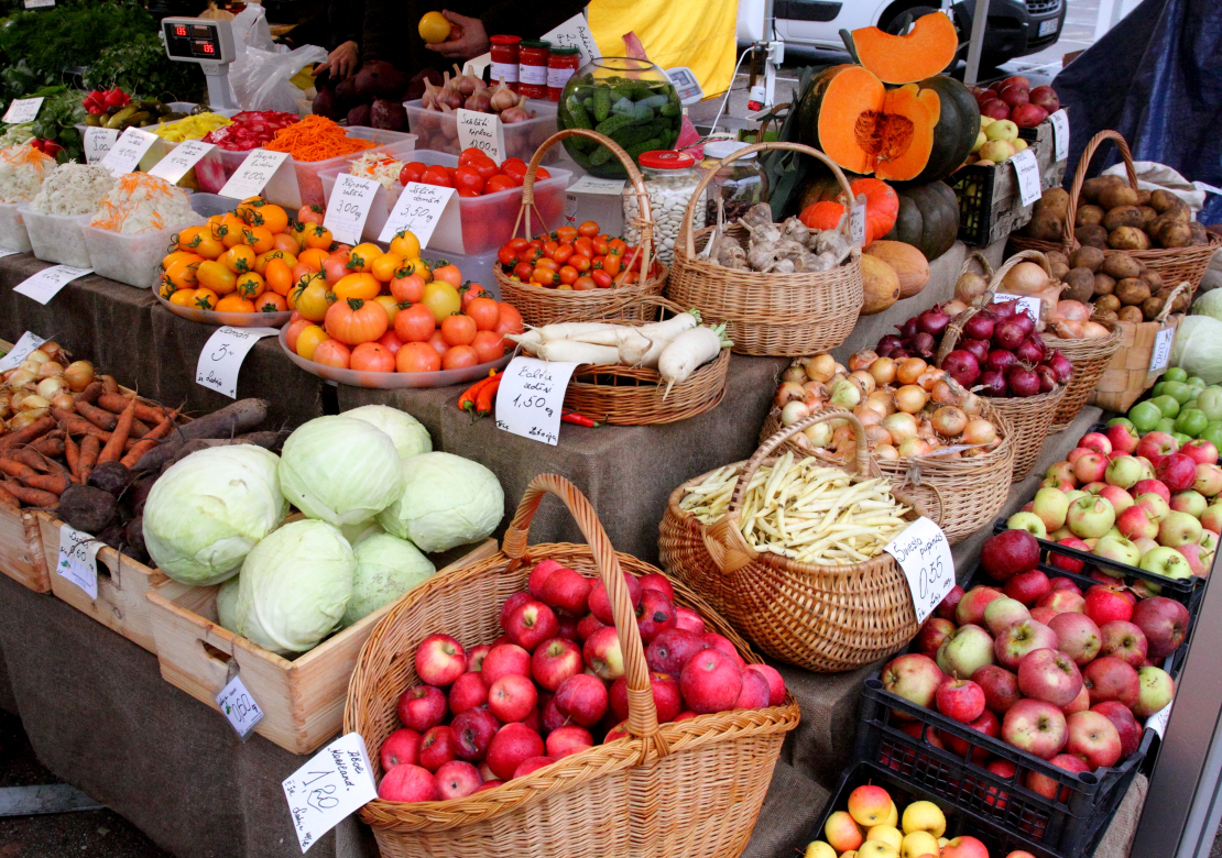 Svaigi dārzeņi un augļi Āgenskalna tirgū.