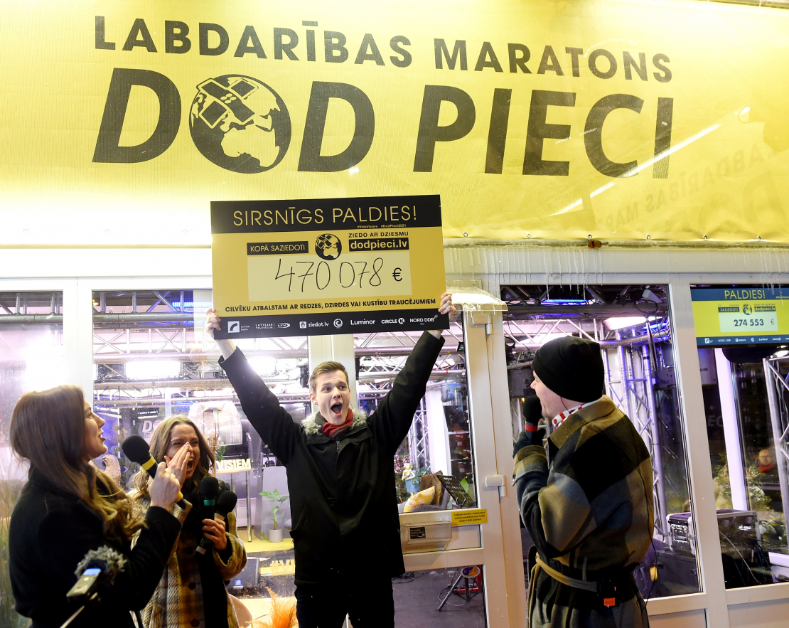 "Pieci.lv" dīdžeji Linda Samsonova, Elīna Baltskara, Magnuss Eriņš un Toms Grēviņš piedalās labdarības maratona "Dod pieci!" noslēguma pasākumā Doma laukumā.
