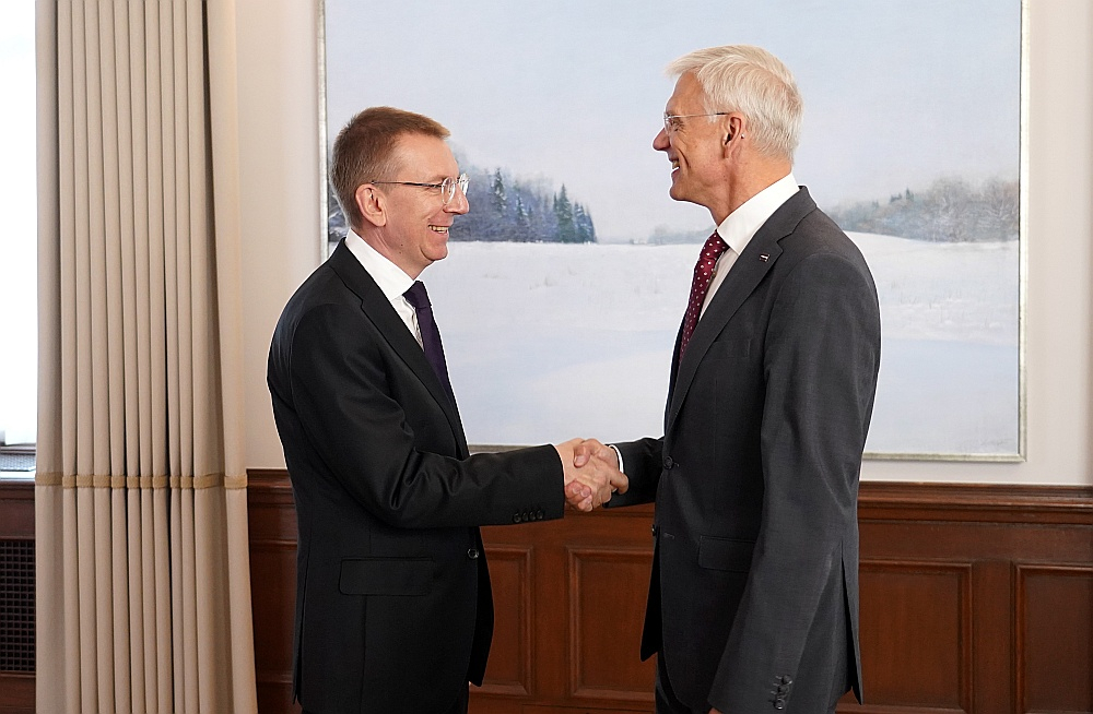 Valsts prezidents Edgars Rinkēvičs (no kreisās) pēc tikšanās ar Ministru prezidentu Krišjāni Kariņu: "Es gaidu rezultātu un skaidrību līdz augusta vidum. Tagad neredzu nepieciešamību procesā iesaistīties."