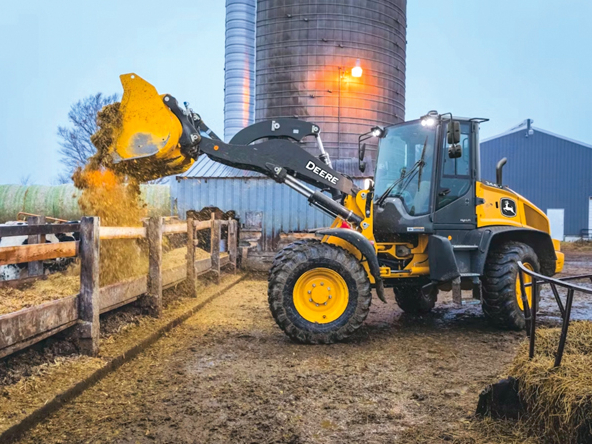 'John Deere' jaunais kompaktais iekrāvējs.