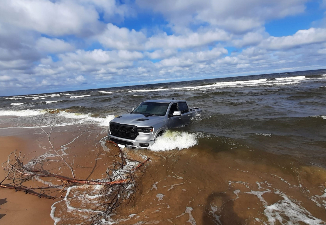 Carnikavā jūrā netālu no krasta atrasta apvidus automašīna ar Baltkrievijas numurzīmēm.