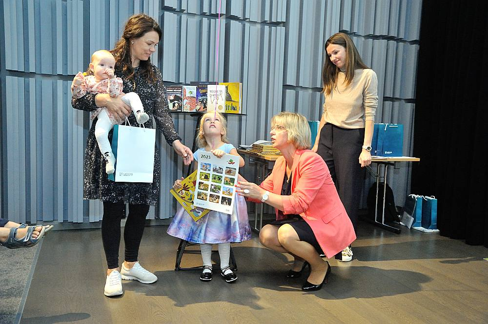 Starp izdevniecības "Latvijas Mediji" lasīšanas maratona "Grāmatons 2022" laureātiem bija četrus gadus vecā talseniece Vanesa Brože. Attēlā: kopā ar AS "Latvijas Mediji" valdes locekli Eviju Veidi (otrā no labās). Vēl līdz pat augusta beigām var paspēt izpildīt arī "Grāmatona 2023" uzdevumus.