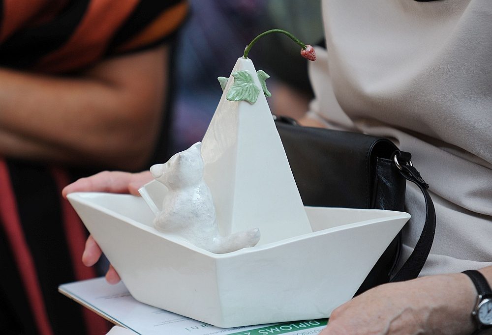 Jāņa Baltvilka balvas laureāti saņems mākslinieces Ineses Brants veidoto porcelāna "Baltā Vilka" laiviņu.