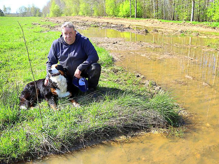 Bēdīgi slavenais meliorācijas grāvis, kuru pēc VVD inspektoru vizītes Aigars Vernis aizraka. Ņemot vērā, ka tā ir lauka zemākā vieta, pēc lielākām lietavām stūrī joprojām krājas ūdens. Vircas piesārņojumu te neredz.