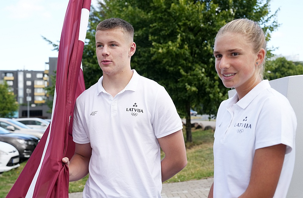 Džudists Ņikita Afanasjevs (no kreisās) un tenisiste Adelina Lačinova būs Latvijas karoga nesēji Eiropas Jaunatnes vasaras olimpiādē Mariborā.