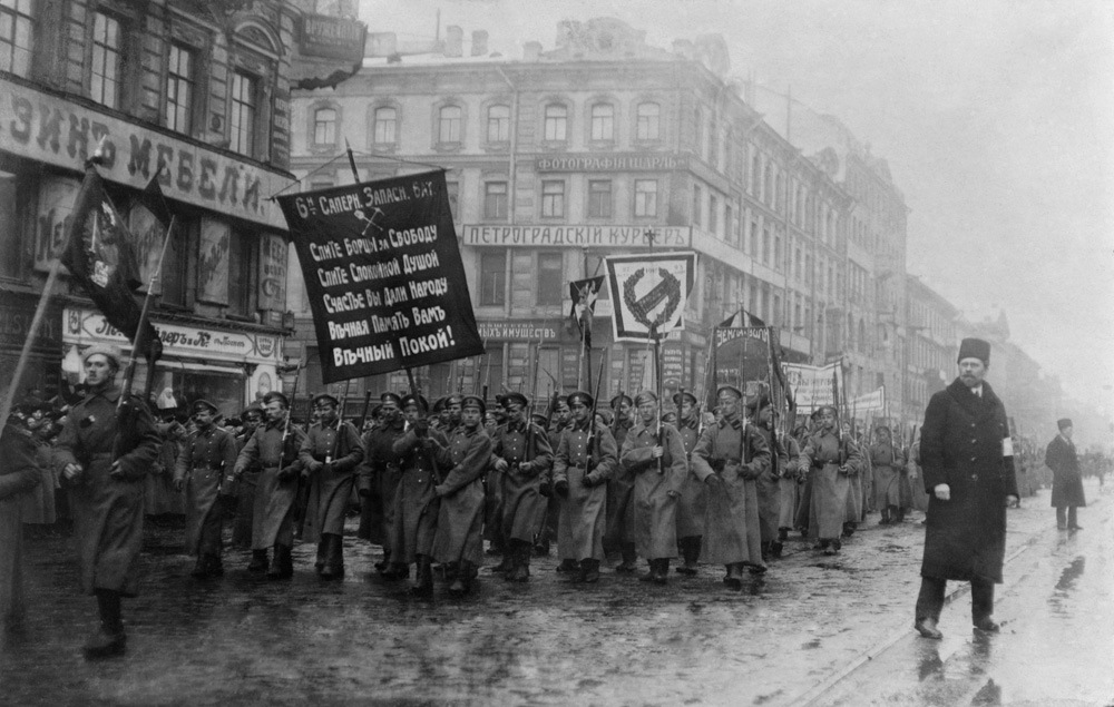 1917. gada 26. februārī cara policija Pēterburgā nogalināja 182 cilvēkus. Viņu bēru gājiens izvērsās demonstrācijā.